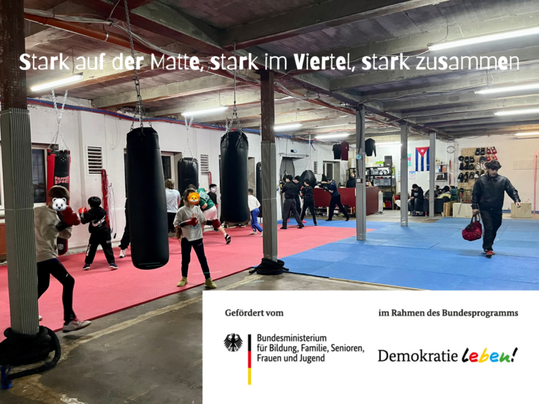 Kinder trainieren in einer Boxhalle